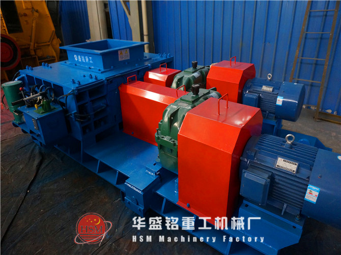 裝車完畢對輥破碎機(jī)出發(fā)